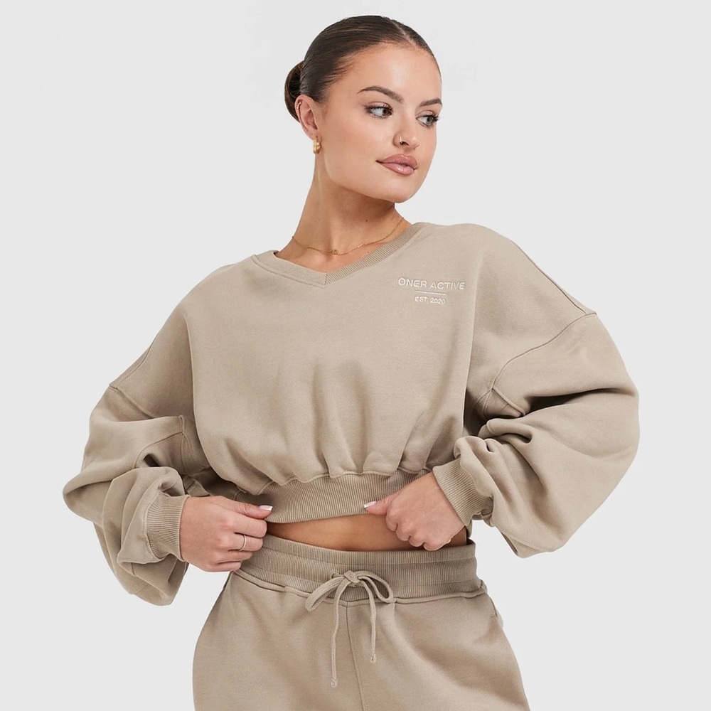 ONER ACTIVE ALL DAY EST 2020 CROP V-NECK SWEATSHIRT XS SANDSTONE